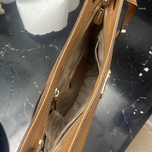 Used - Picture 2 of 8